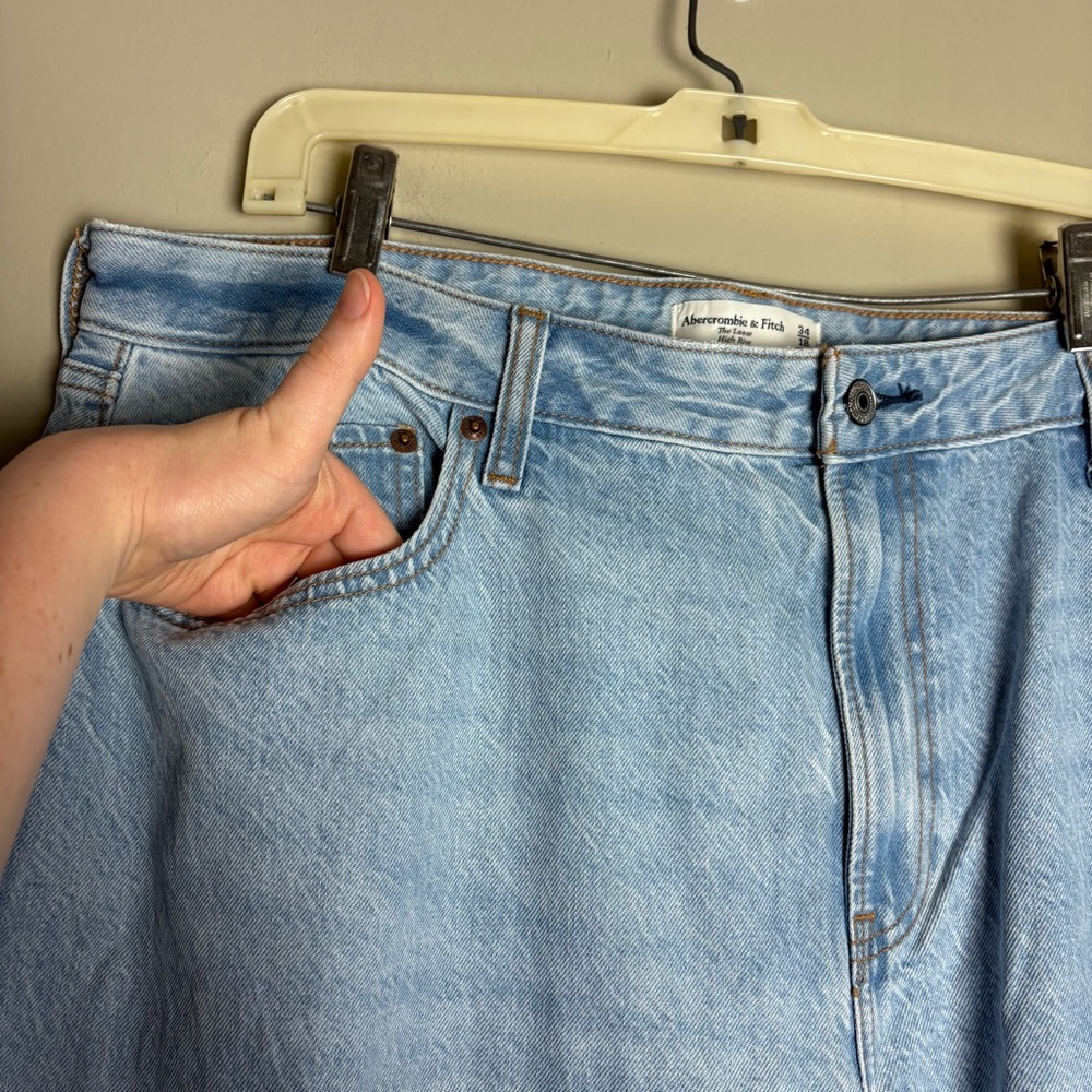 NWT Abercrombie and Fitch Curve Love High Rise Loose Jeans Size 34 Long - Picture 5 of 15